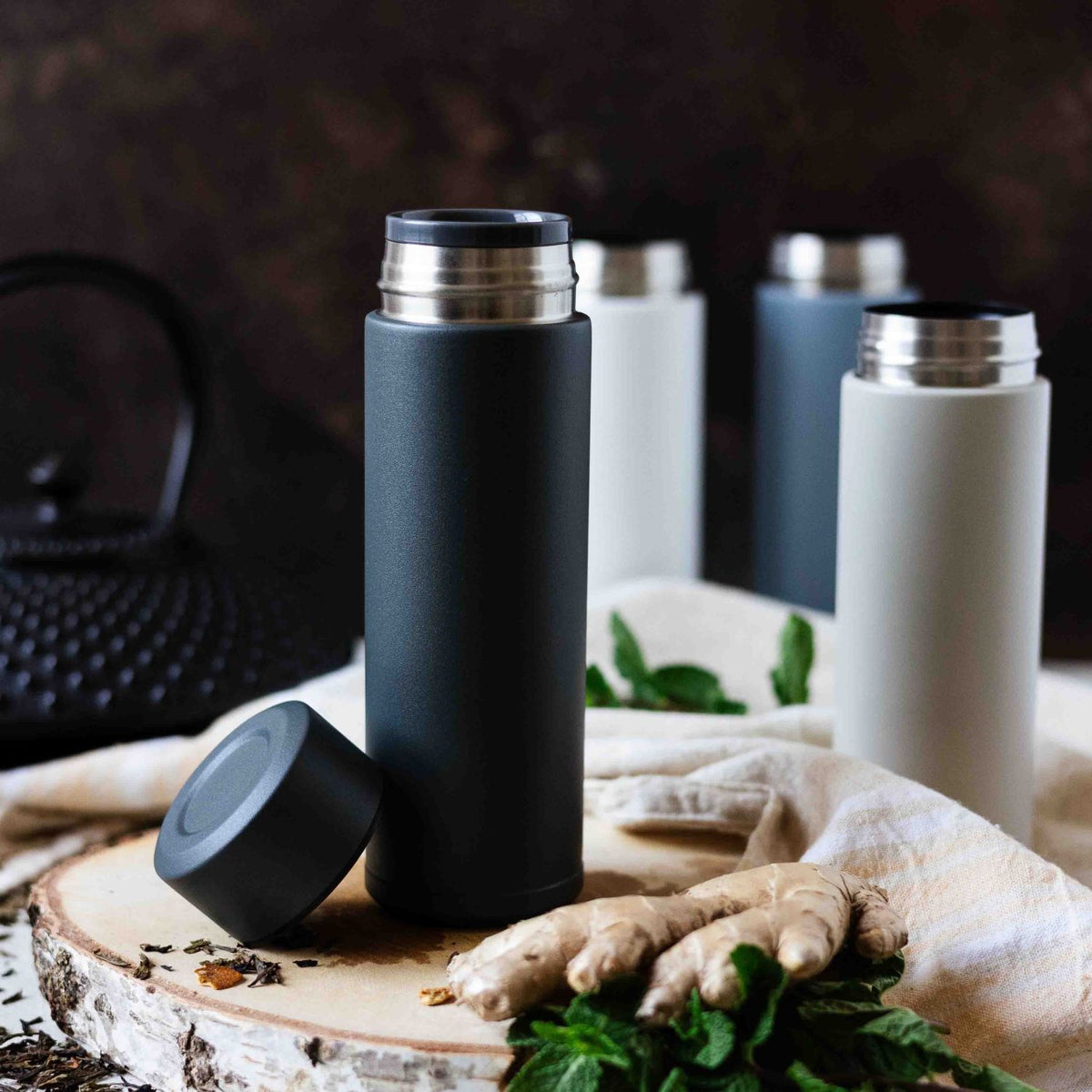 Graue KYOCERA Isolierflasche SLIM MUG aus Edelstahl, isoliert Getränke und hat einen schlanken, modernen Design.