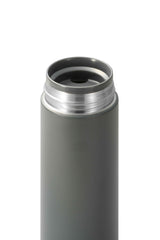 Graue KYOCERA Isolierflasche Slim Mug aus Edelstahl, schmal und langlebig, perfekt für heiße und kalte Getränke unterwegs.