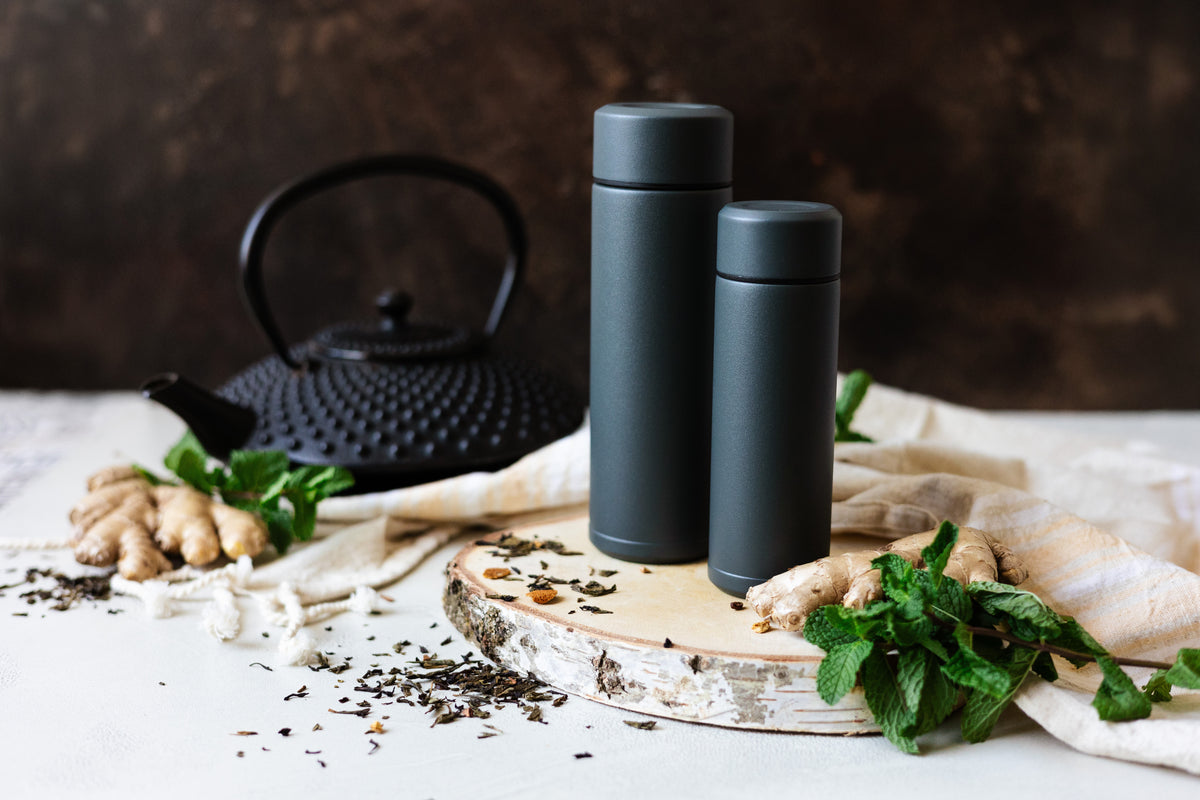 Graue KYOCERA Isolierflasche Slim Mug, langlebig und stilvoll, ideal für kalte und heiße Getränke unterwegs.