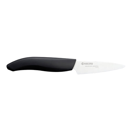 Schwarzes KYOCERA Keramikmesser mit genarbter Klinge, ideal zum präzisen Schneiden von Lebensmitteln.