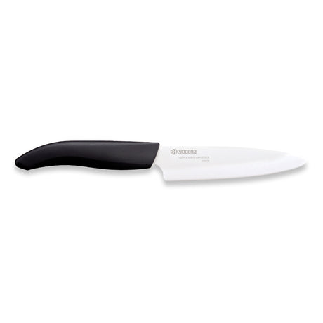 Schwarzes KYOCERA Keramikmesser mit genarbter Klinge, ideal zum präzisen Schneiden von Obst und Gemüse.