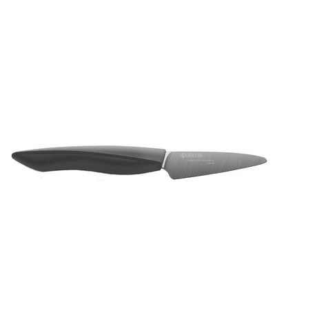 Schwarzes KYOCERA Keramikmesser mit genarbter Klinge, ideal für präzises Schneiden und Küchenarbeit.