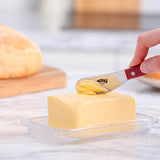 KILNER buttermesser with red handle and two grips, designed for spreading and serving butter.
