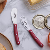 KILNER buttermesser with red handle and two grips, designed for spreading butter smoothly.
