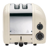 Dualit Toaster Newgen in Cremeweiß mit Platz für 2 Brotscheiben, modernes Design, Edelstahl-Details, funktionale Bedienung.